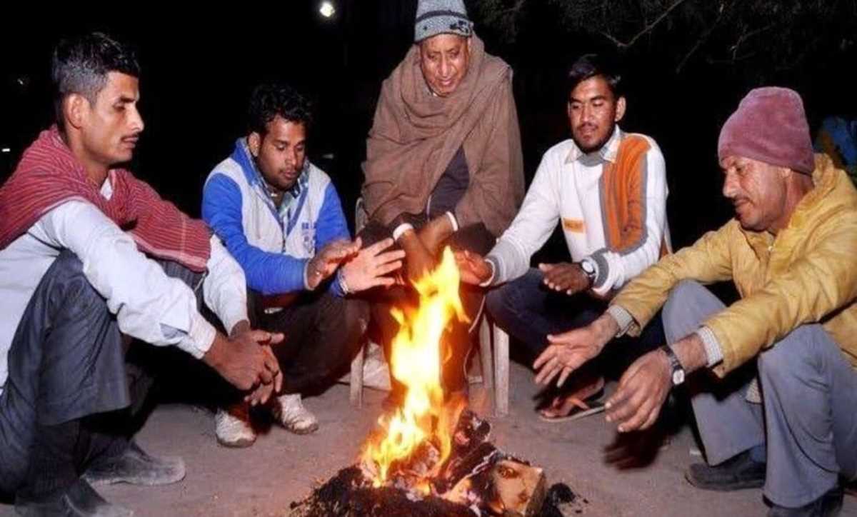 सर्द हवाओं से ठिठुरे लोग, लुढ़का पारा